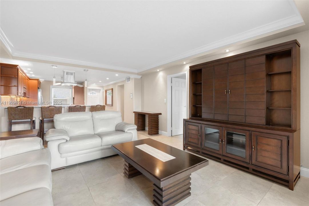 На продажу: $175,900 (2 спален, 2 ванн, 930 Квадратных фут)