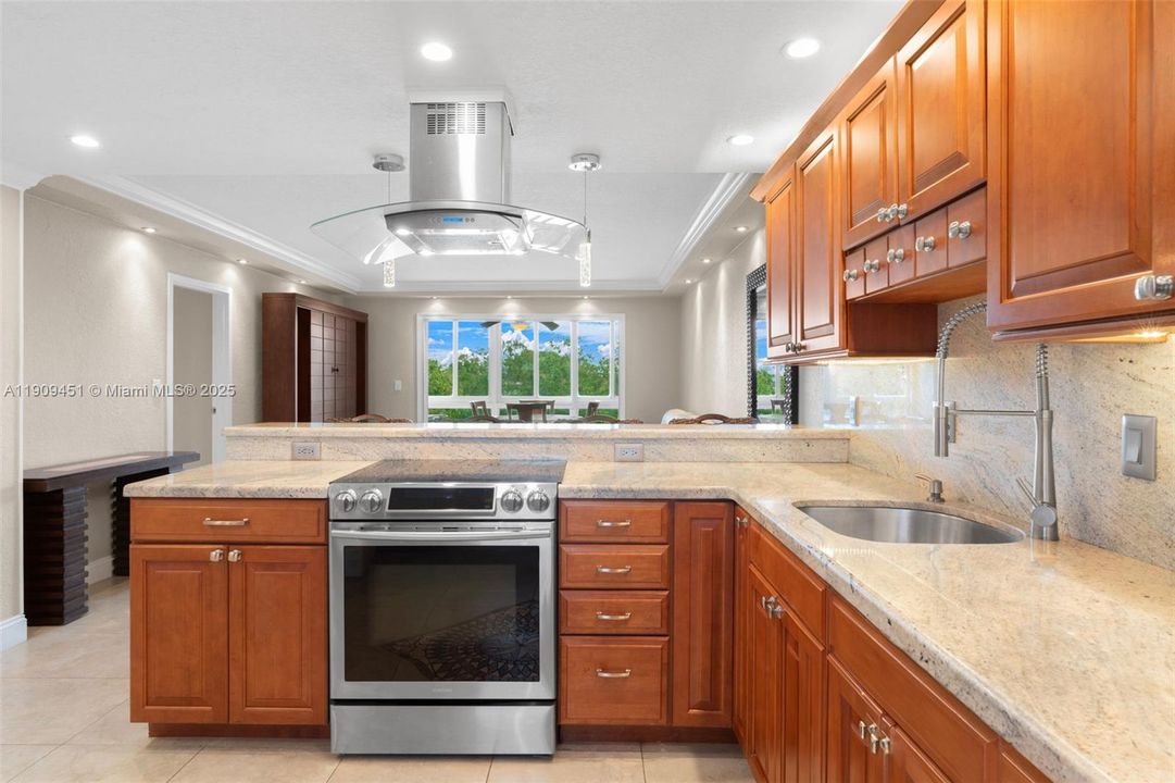 На продажу: $175,900 (2 спален, 2 ванн, 930 Квадратных фут)