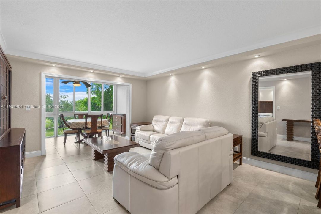 На продажу: $175,900 (2 спален, 2 ванн, 930 Квадратных фут)