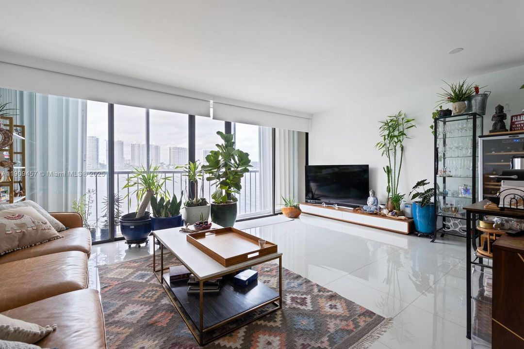 Active With Contract: $495,000 (2 beds, 2 baths, 1320 Square Feet)