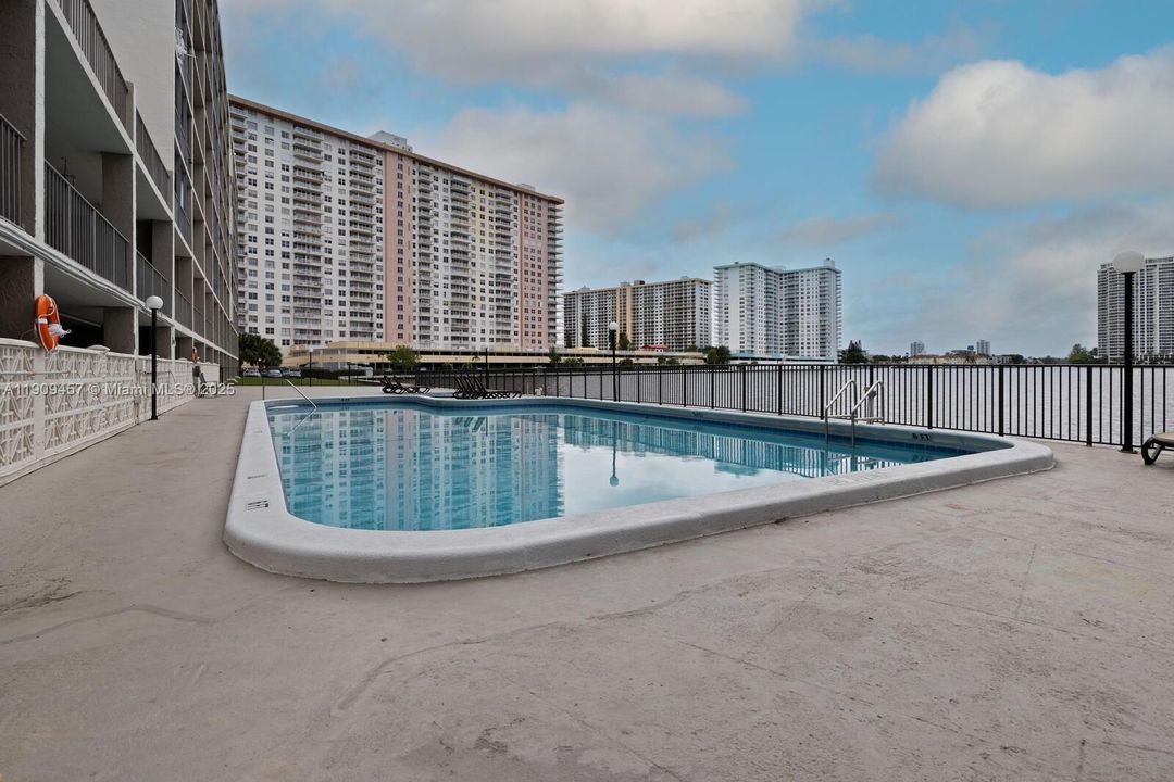 Active With Contract: $495,000 (2 beds, 2 baths, 1320 Square Feet)