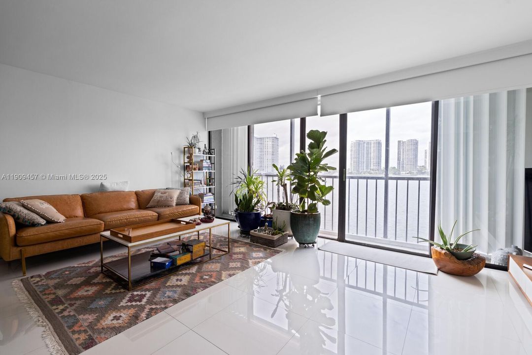 Active With Contract: $495,000 (2 beds, 2 baths, 1320 Square Feet)