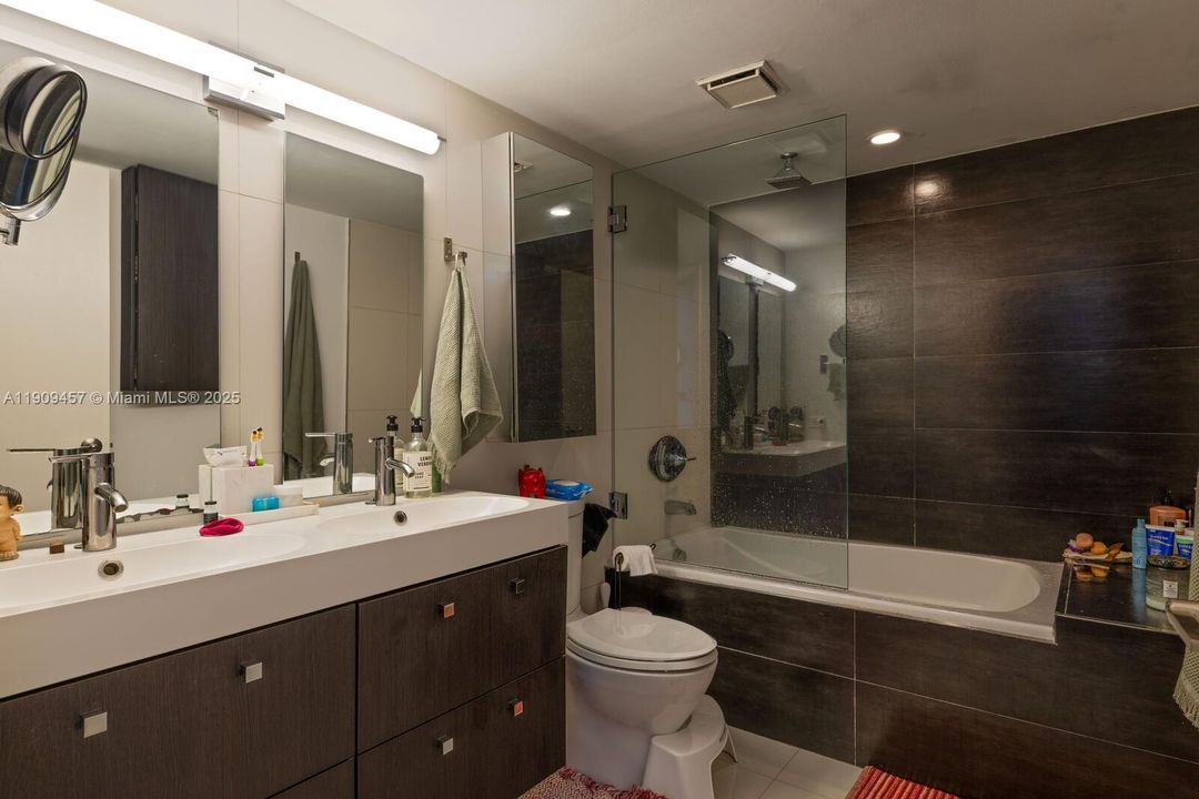 Active With Contract: $495,000 (2 beds, 2 baths, 1320 Square Feet)