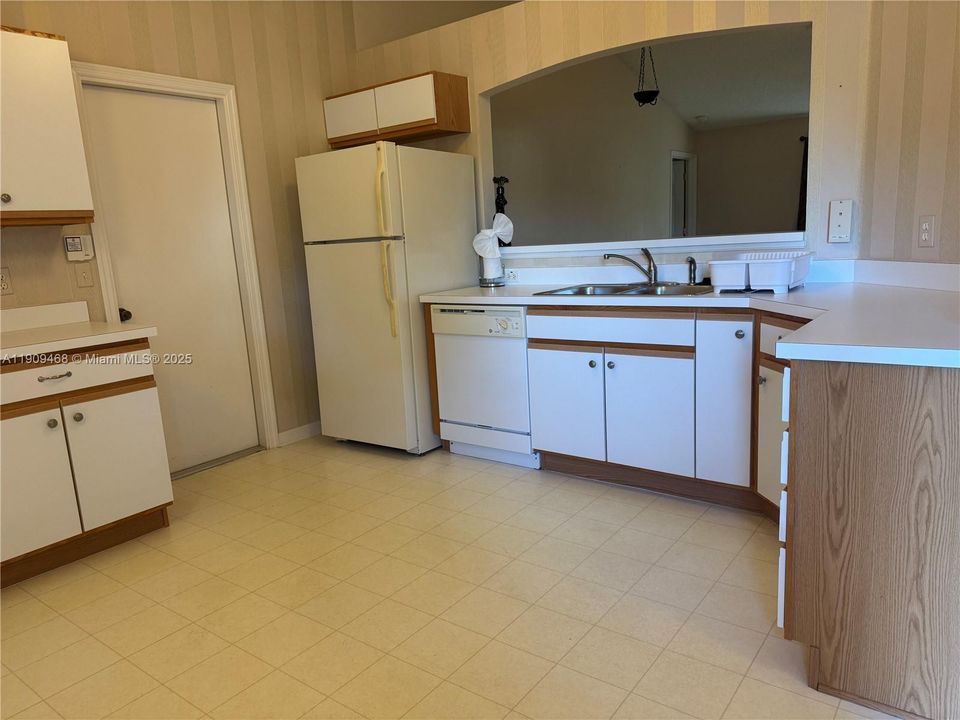 For Sale: $249,000 (3 beds, 2 baths, 1368 Square Feet)