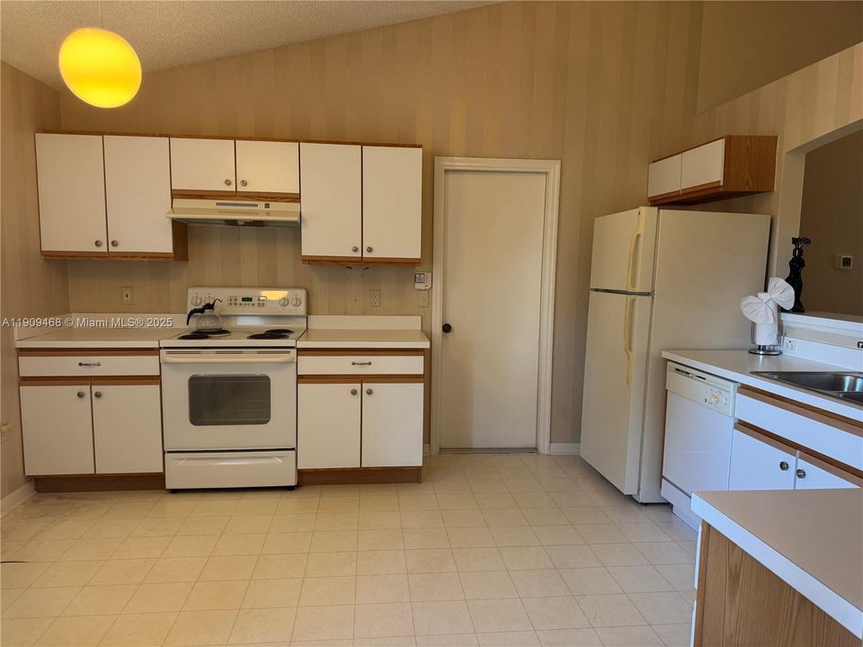 For Sale: $249,000 (3 beds, 2 baths, 1368 Square Feet)