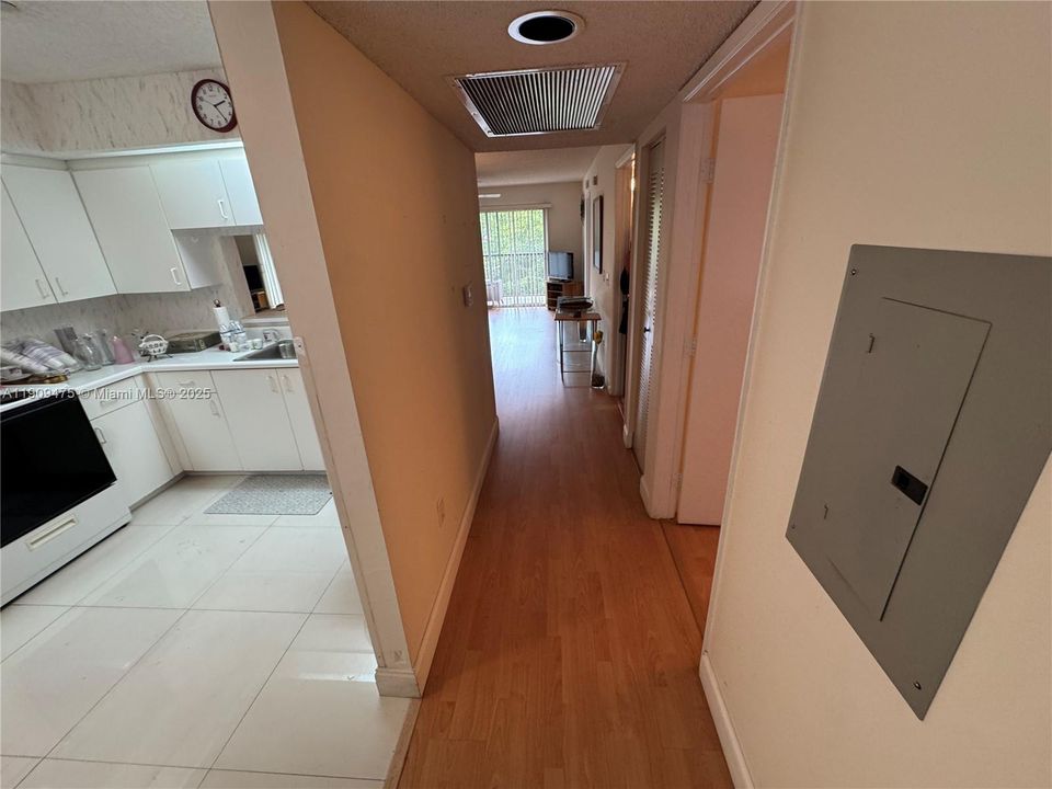 待售: $169,999 (2 贝兹, 1 浴室, 1032 平方英尺)