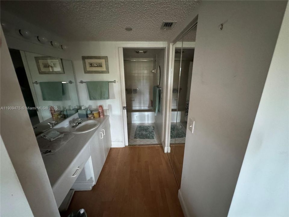 待售: $169,999 (2 贝兹, 1 浴室, 1032 平方英尺)