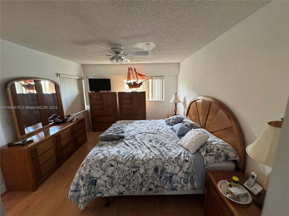 待售: $169,999 (2 贝兹, 1 浴室, 1032 平方英尺)