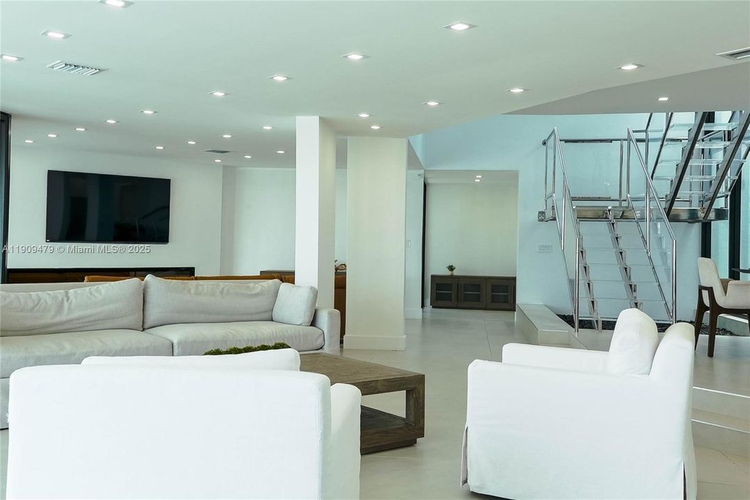 For Sale: $8,999,000 (5 beds, 4 baths, 3758 Square Feet)