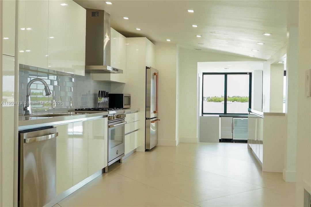 For Sale: $8,999,000 (5 beds, 4 baths, 3758 Square Feet)