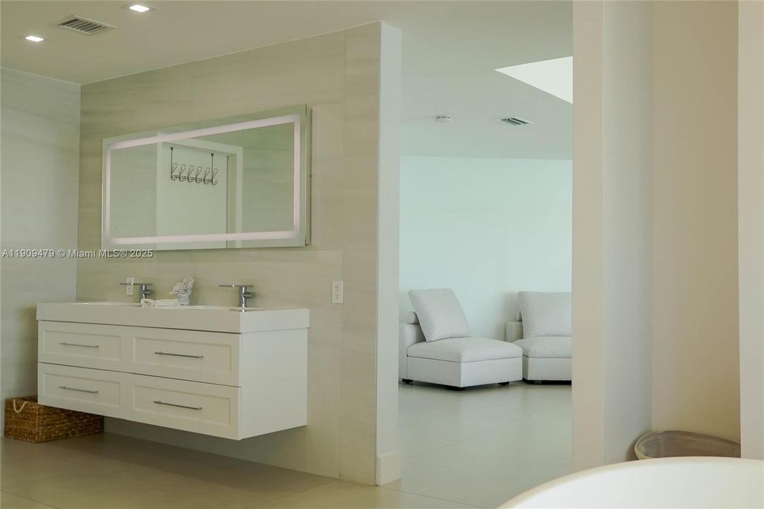 For Sale: $8,999,000 (5 beds, 4 baths, 3758 Square Feet)