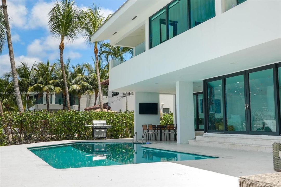 For Sale: $8,999,000 (5 beds, 4 baths, 3758 Square Feet)