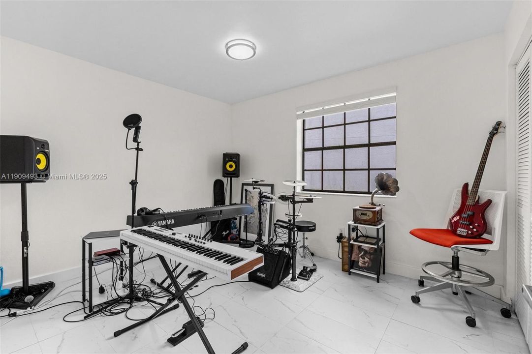 For Rent: $2,000 (3 beds, 2 baths, 1195 Square Feet)