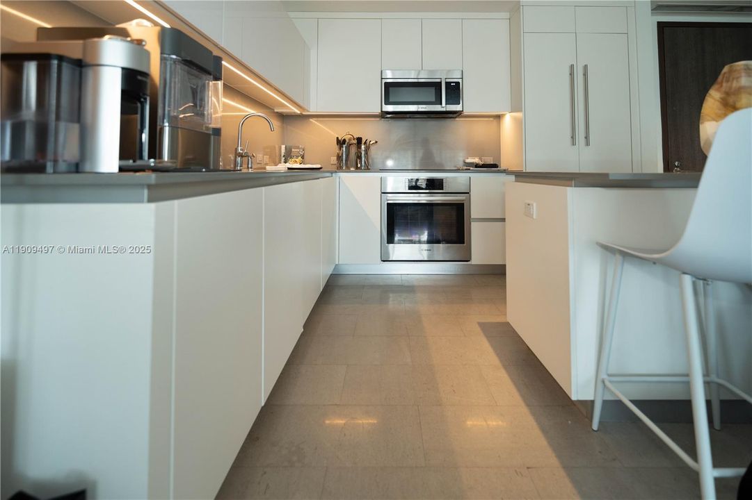 For Sale: $1,036,000 (2 beds, 2 baths, 1208 Square Feet)