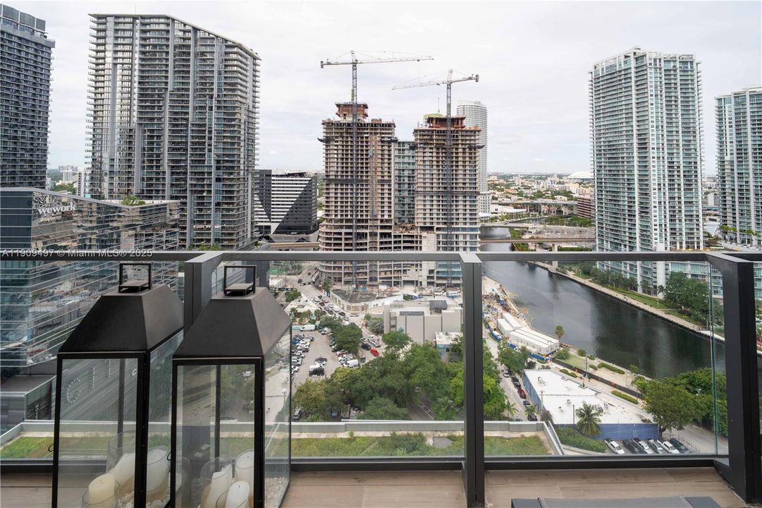 For Sale: $1,036,000 (2 beds, 2 baths, 1208 Square Feet)