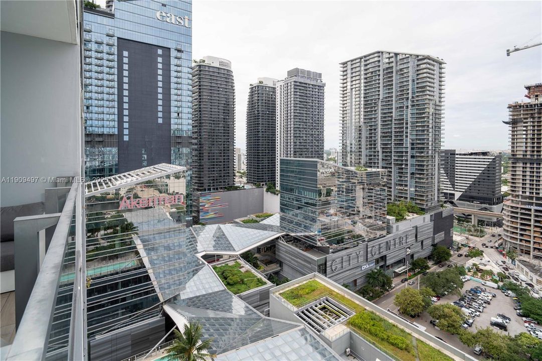 For Sale: $1,036,000 (2 beds, 2 baths, 1208 Square Feet)