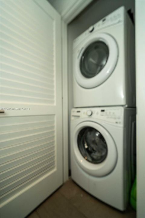 For Sale: $1,036,000 (2 beds, 2 baths, 1208 Square Feet)