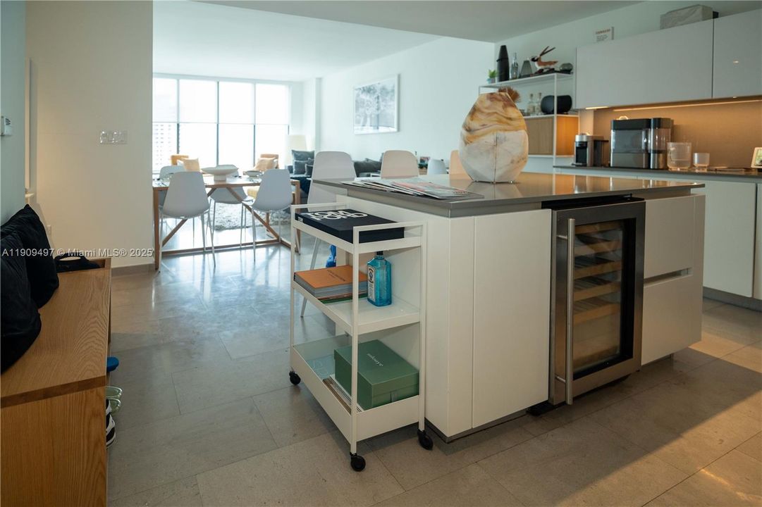 For Sale: $1,036,000 (2 beds, 2 baths, 1208 Square Feet)