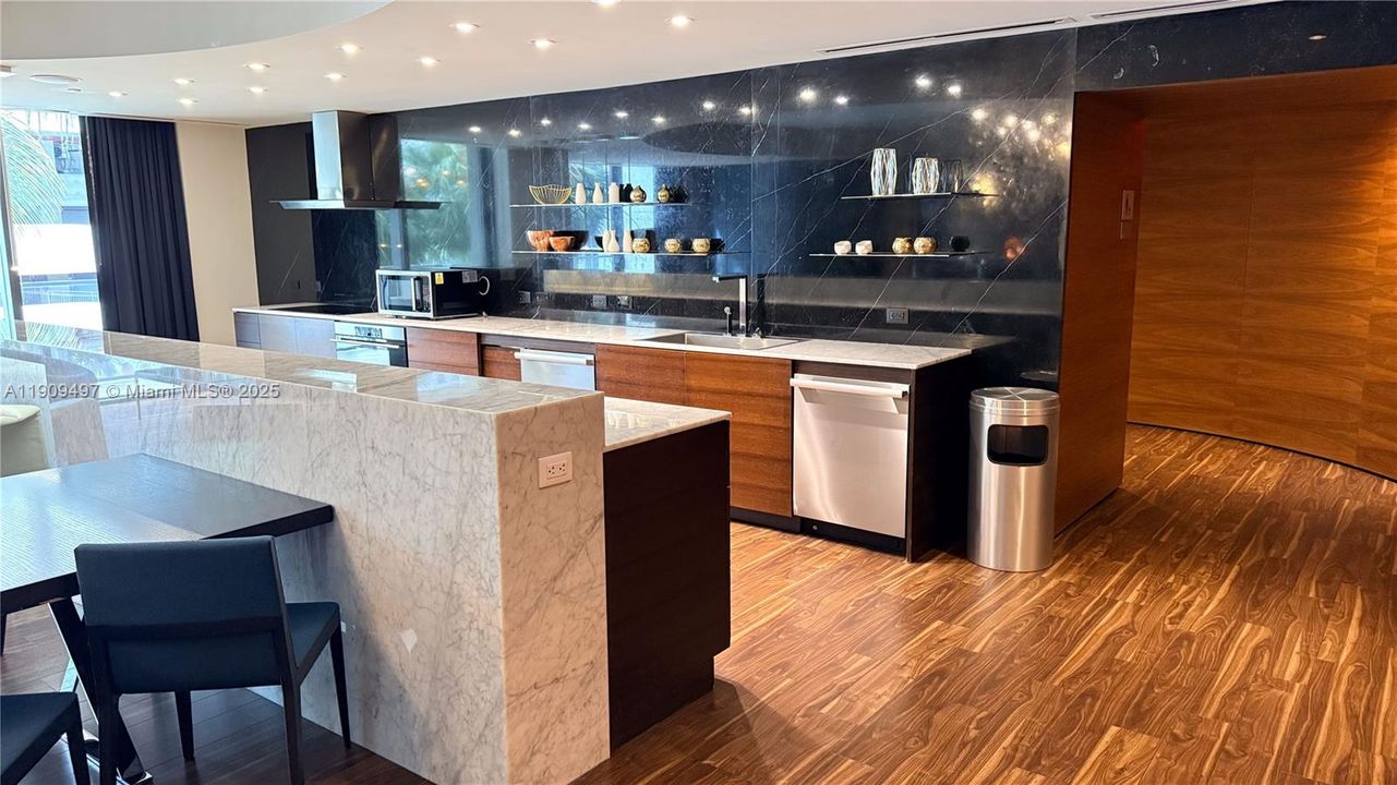 For Sale: $1,036,000 (2 beds, 2 baths, 1208 Square Feet)