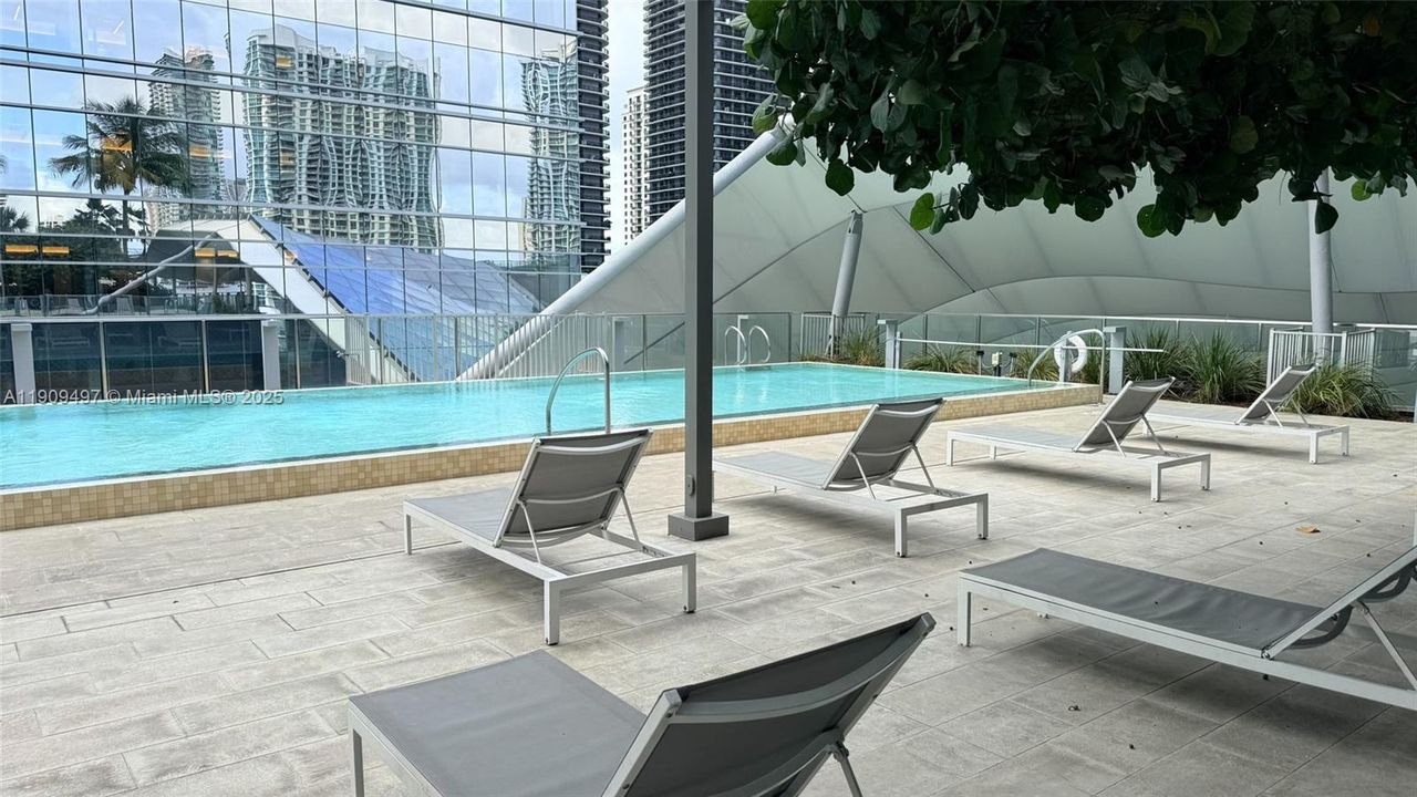 For Sale: $1,036,000 (2 beds, 2 baths, 1208 Square Feet)