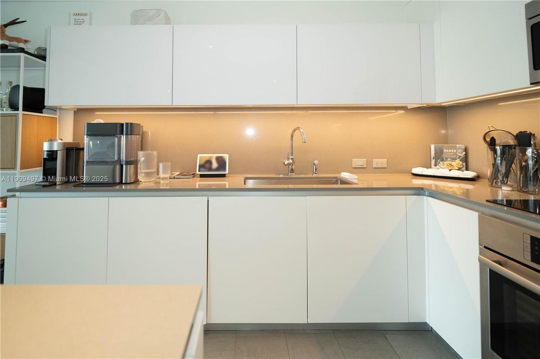 For Sale: $1,036,000 (2 beds, 2 baths, 1208 Square Feet)