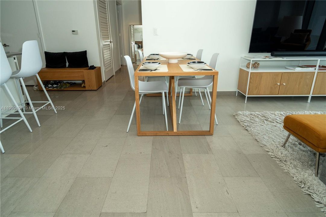 For Sale: $1,036,000 (2 beds, 2 baths, 1208 Square Feet)