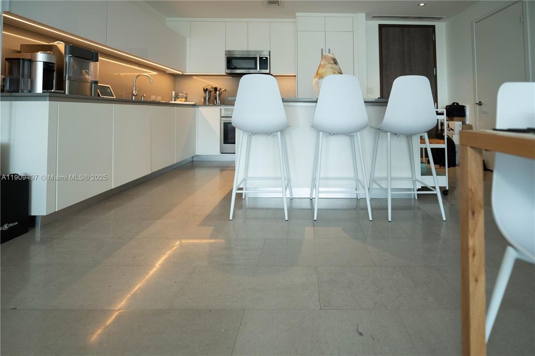 For Sale: $1,036,000 (2 beds, 2 baths, 1208 Square Feet)