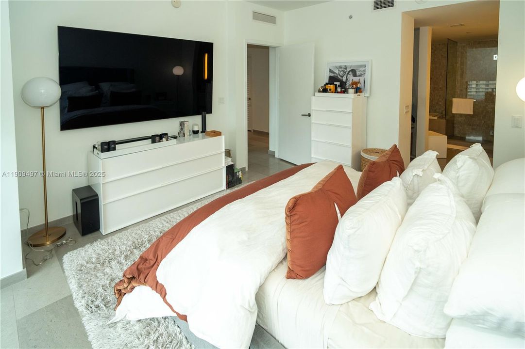 For Sale: $1,036,000 (2 beds, 2 baths, 1208 Square Feet)