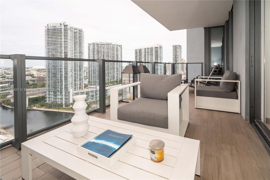 For Sale: $1,036,000 (2 beds, 2 baths, 1208 Square Feet)