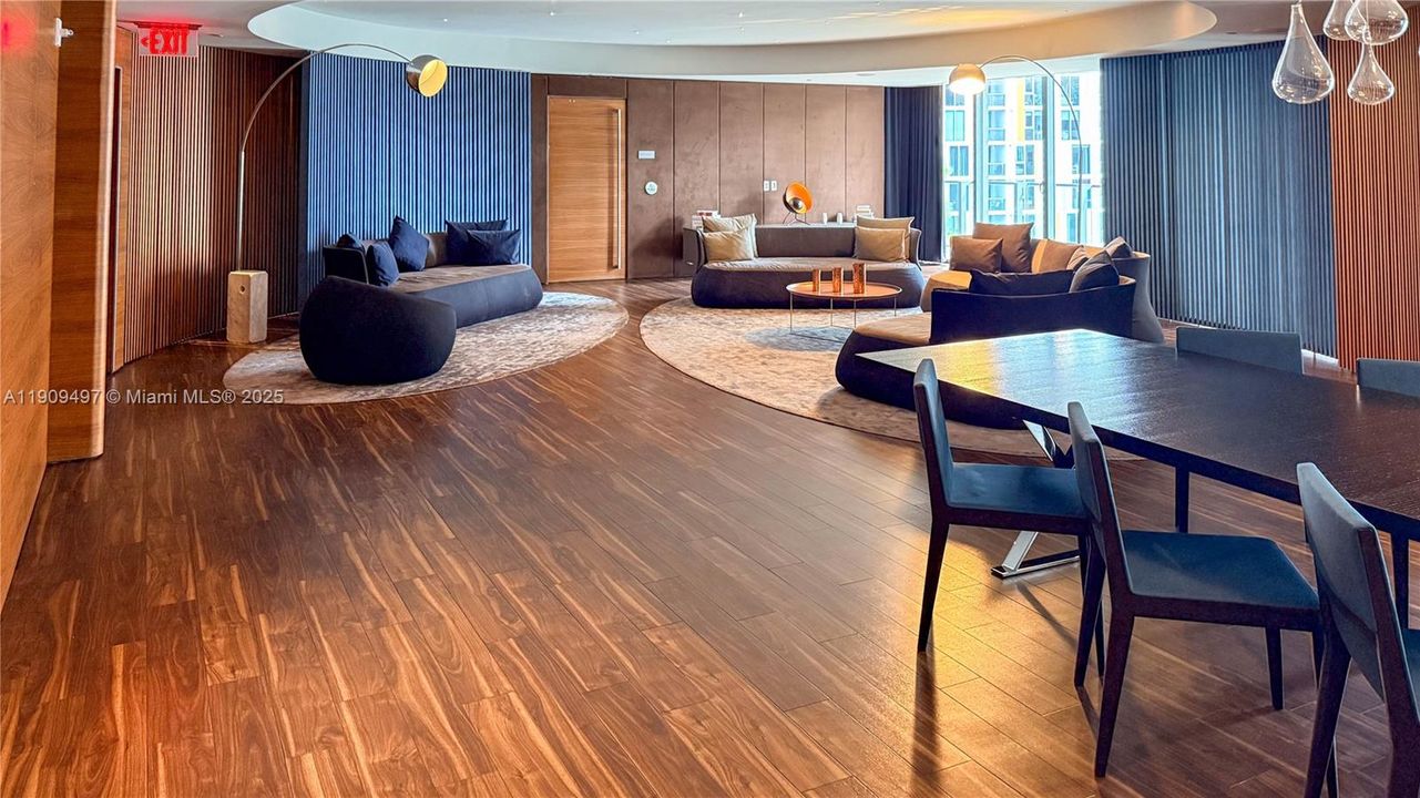 For Sale: $1,036,000 (2 beds, 2 baths, 1208 Square Feet)