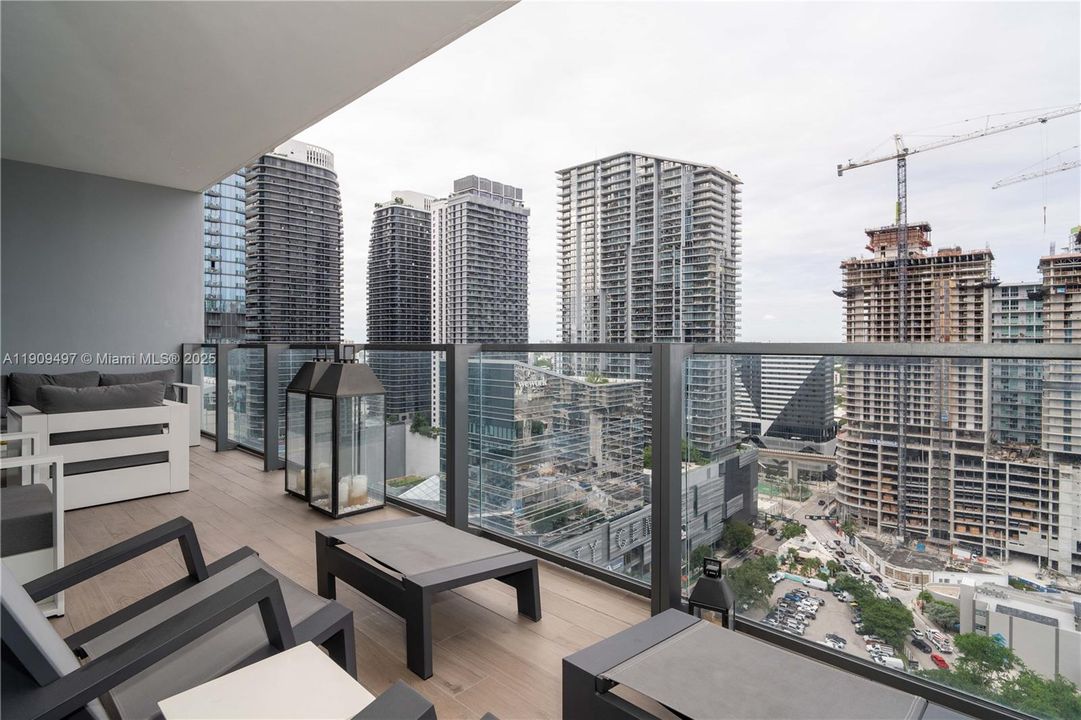 For Sale: $1,036,000 (2 beds, 2 baths, 1208 Square Feet)