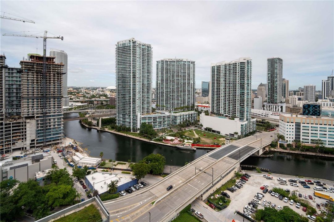 For Sale: $1,036,000 (2 beds, 2 baths, 1208 Square Feet)