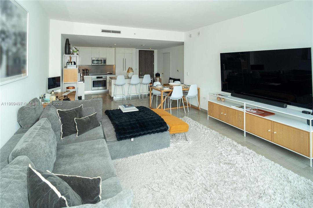 For Sale: $1,036,000 (2 beds, 2 baths, 1208 Square Feet)