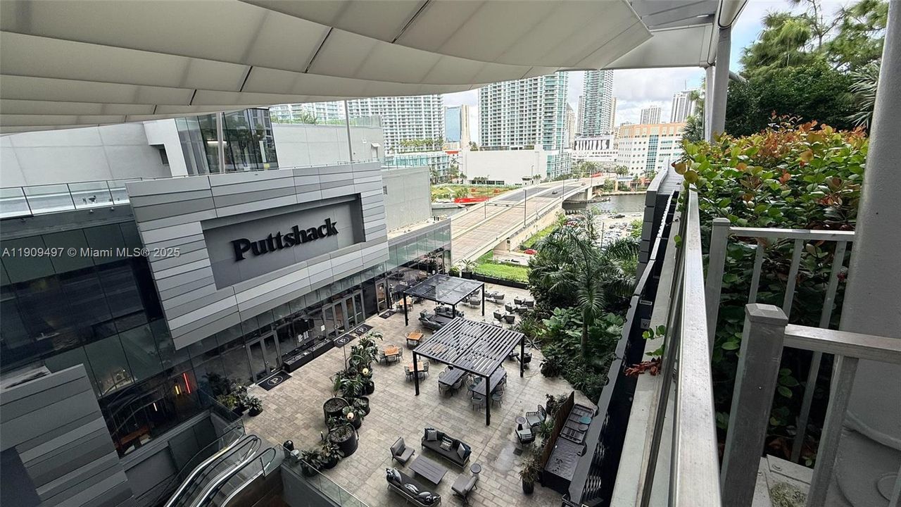 For Sale: $1,036,000 (2 beds, 2 baths, 1208 Square Feet)