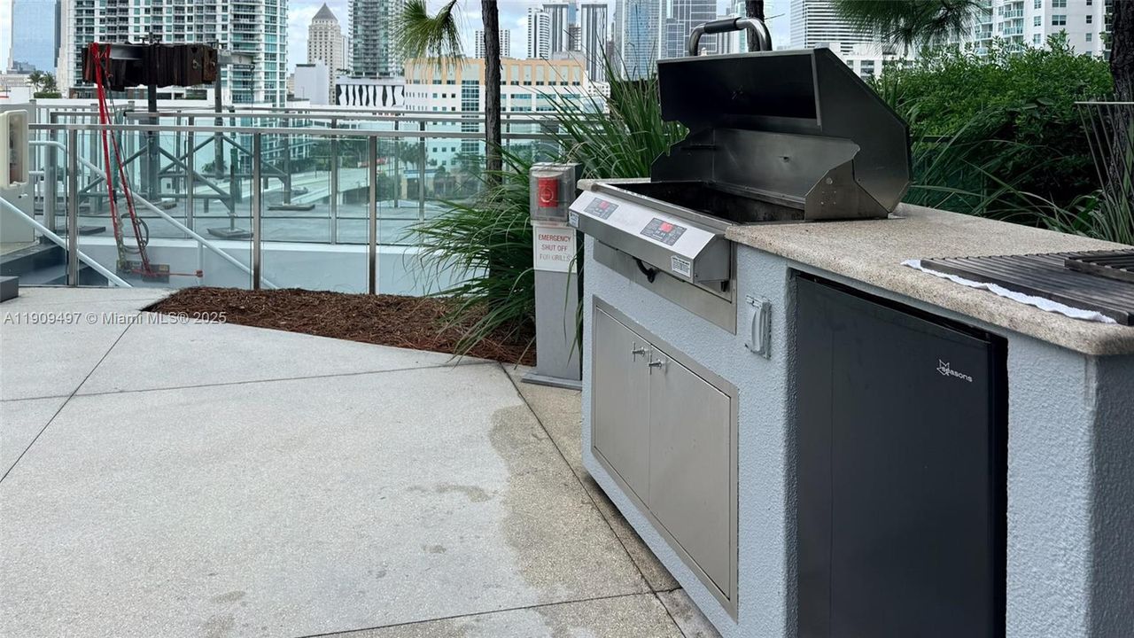 For Sale: $1,036,000 (2 beds, 2 baths, 1208 Square Feet)