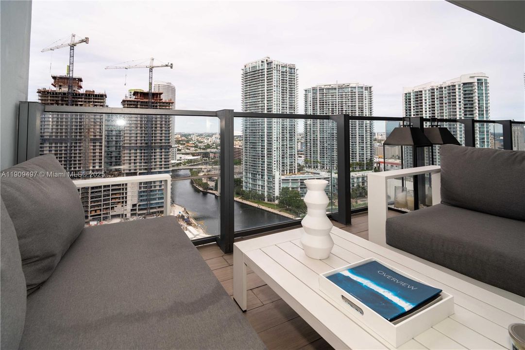 For Sale: $1,036,000 (2 beds, 2 baths, 1208 Square Feet)