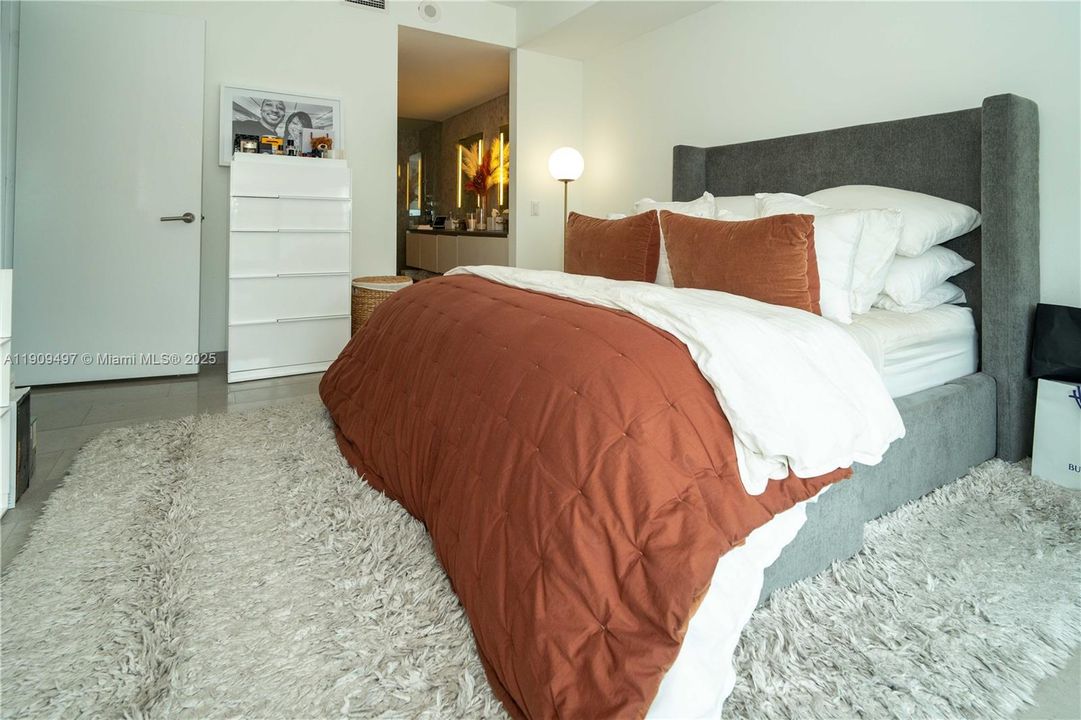 For Sale: $1,036,000 (2 beds, 2 baths, 1208 Square Feet)