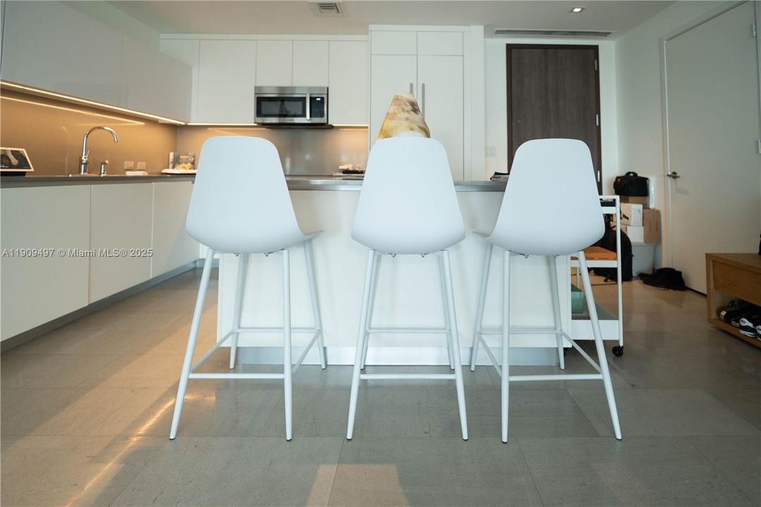 For Sale: $1,036,000 (2 beds, 2 baths, 1208 Square Feet)