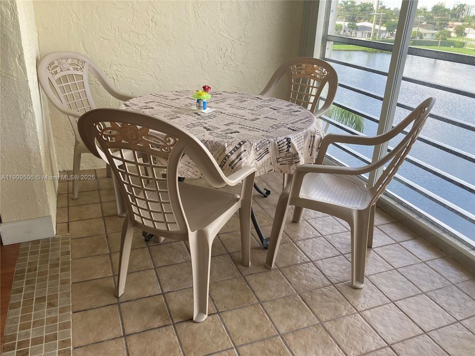 Florida Room round table 4 Chairs to match