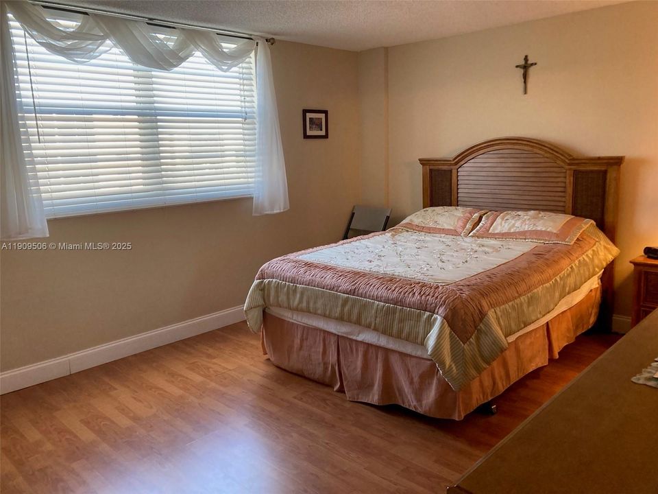 Master Bedroom Queen size Bed all Equiped