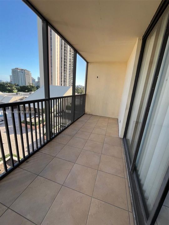For Sale: $190,000 (1 beds, 1 baths, 913 Square Feet)