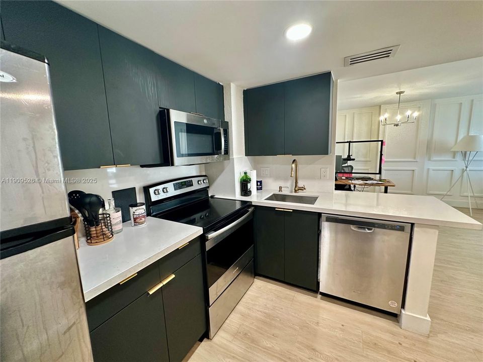 Recently Rented: $2,750 (1 beds, 1 baths, 735 Square Feet)