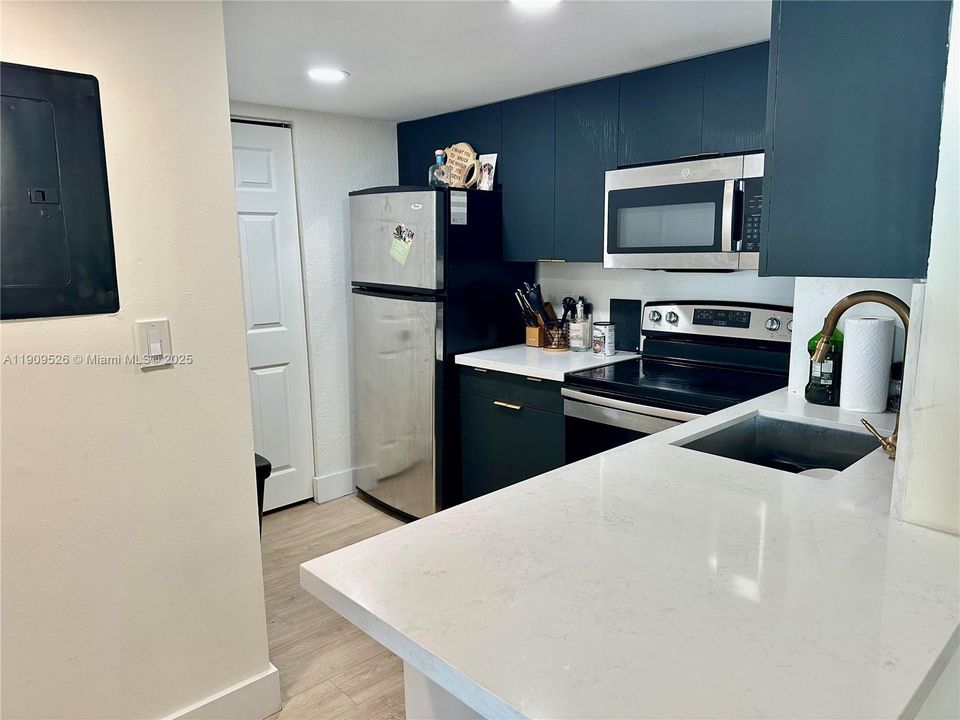 Recently Rented: $2,750 (1 beds, 1 baths, 735 Square Feet)