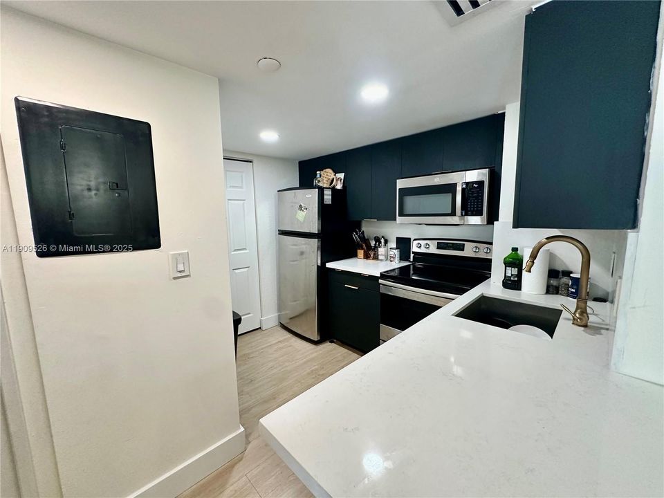 Recently Rented: $2,750 (1 beds, 1 baths, 735 Square Feet)