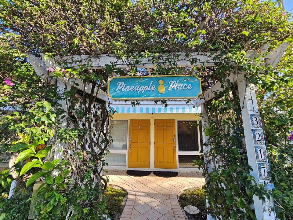 出租: $2,450 (2 贝兹, 2 浴室, 900 平方英尺)