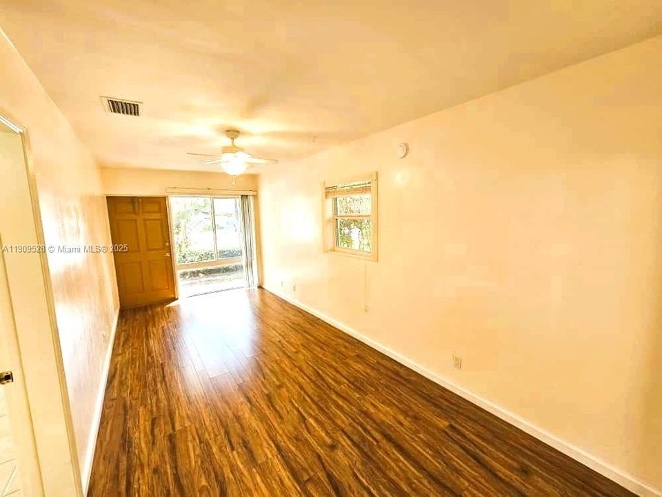 出租: $2,450 (2 贝兹, 2 浴室, 900 平方英尺)