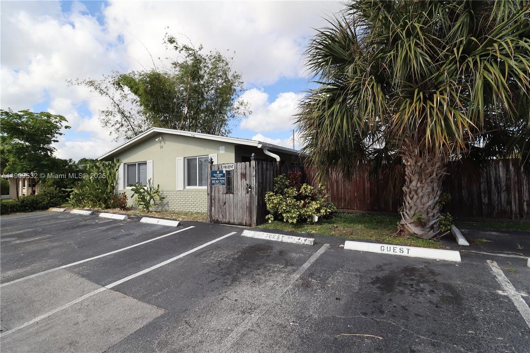 合同活跃: $1,400 (1 贝兹, 1 浴室, 700 平方英尺)