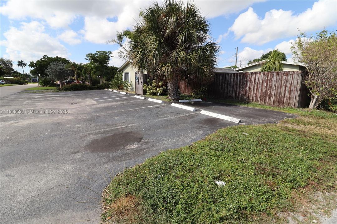 合同活跃: $1,400 (1 贝兹, 1 浴室, 700 平方英尺)