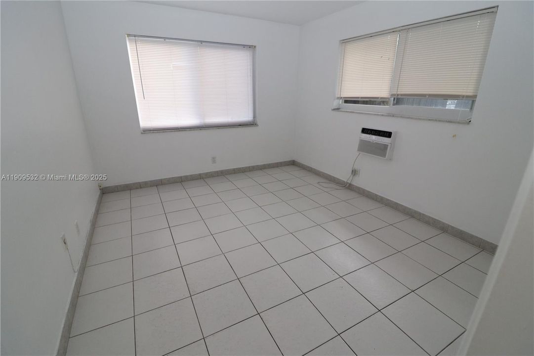 合同活跃: $1,400 (1 贝兹, 1 浴室, 700 平方英尺)