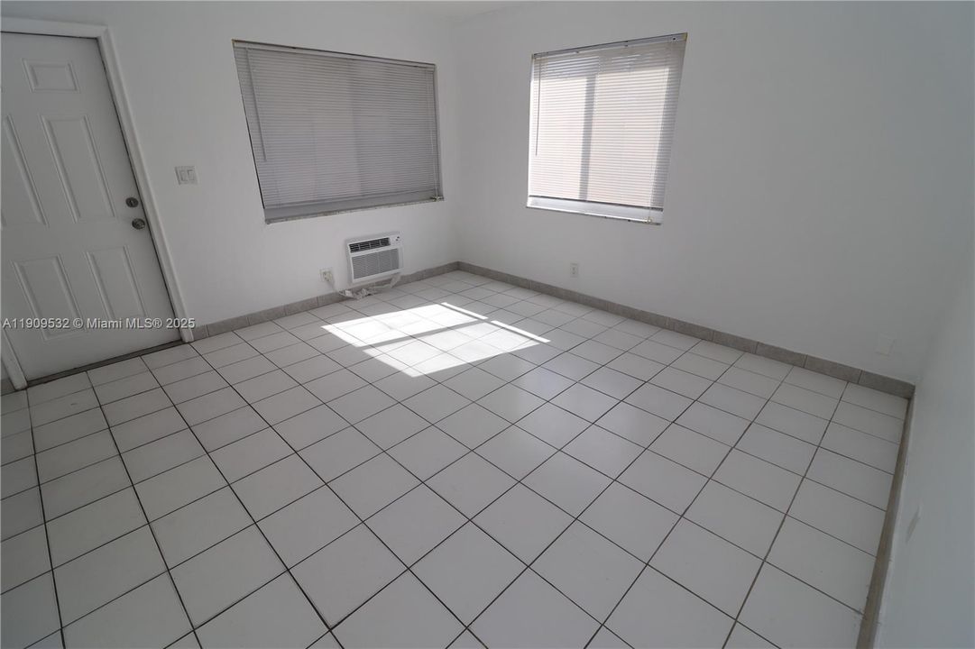 合同活跃: $1,400 (1 贝兹, 1 浴室, 700 平方英尺)